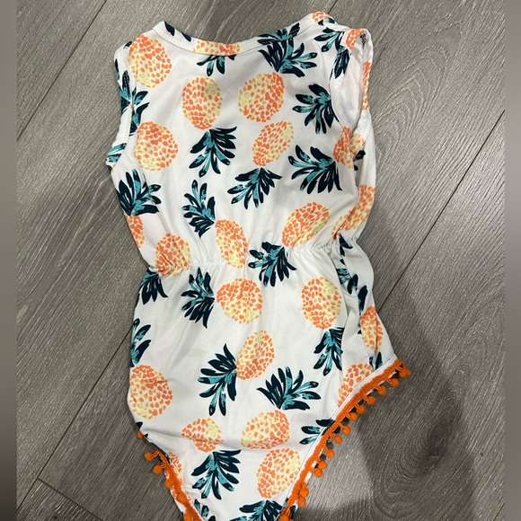 Adorable baby girl romper size 100 - Picture 2 of 3